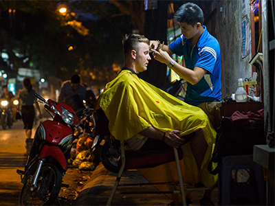 Стрижки на вулиці або street barbering.